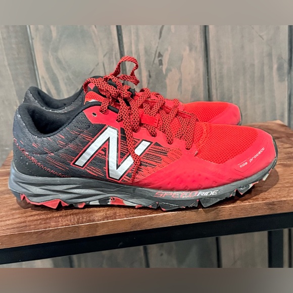 New Balance 690 v2 Red and Black Trail Runners size 9 4E wide - Picture 2 of 6